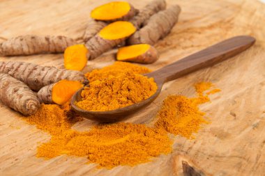 Taze organik kök ve zerdeçal tozu - Curcuma longa; Sağlıklı Gıda.