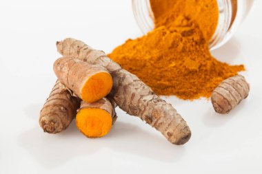 Taze organik kök ve zerdeçal tozu - Curcuma longa; Sağlıklı Gıda.