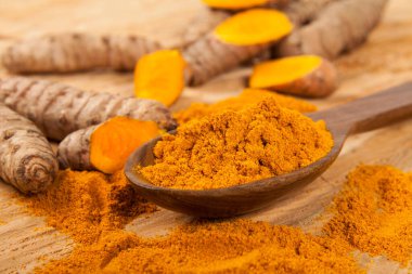 Taze organik kök ve zerdeçal tozu - Curcuma longa; Sağlıklı Gıda.