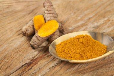 Taze organik kök ve zerdeçal tozu - Curcuma longa; Sağlıklı Gıda.