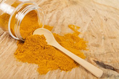 Taze organik kök ve zerdeçal tozu - Curcuma longa; Sağlıklı Gıda.