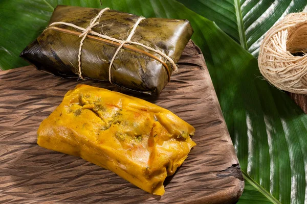 Muz yapraklarına sarılmış tipik Kolombiya yemekleri.