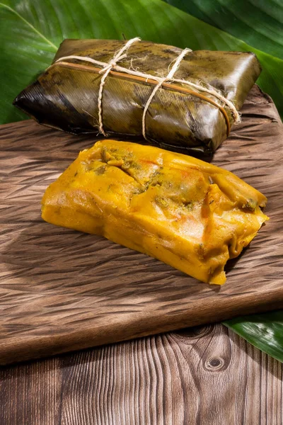 バナナの葉に包まれたタマレス典型的なコロンビア料理 — ストック写真