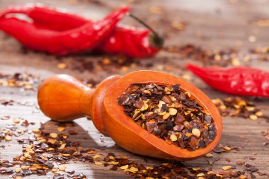 Ezilmiş kırmızı arnavut biberi, kurutulmuş kırmızı biber ve tohum.