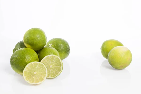 Meyve Limonu Tahiti Citrus Latifolia Beyaz Arkaplanda Zole Edildi — Stok fotoğraf