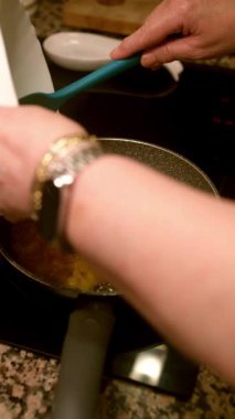 Tavada kızarmış patates, soğan ve yumurta. İspanyol mutfağı. Evde lezzetli İspanyol omleti pişiriyorum..