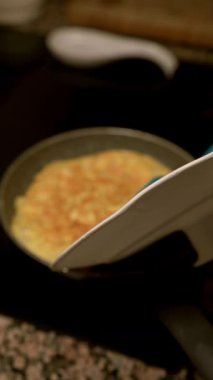 Tavada kızarmış patates, soğan ve yumurta. İspanyol mutfağı. Evde lezzetli İspanyol omleti pişiriyorum..