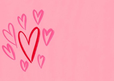 Yumuşak pembe arka plana karşı kırmızı ve pembe renkli kalpler. Sevgililer Günü için posta kartı ve afiş sitesi, düğün ve romantik ayrıntılar.