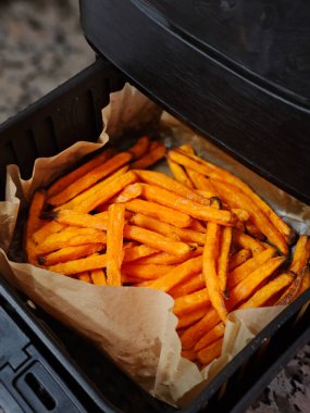 Kızartma sepetinde kızartılmış patates kızartması. Sağlıklı yiyecekler ve Akdeniz diyeti.