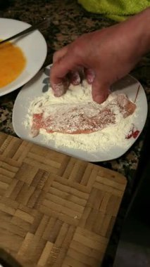 Evde zeytinyağında kızarmadan önce un ve çırpılmış yumurta ile tavuk fileto ekmek..