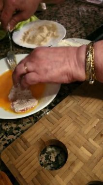 Evde zeytinyağında kızarmadan önce un ve çırpılmış yumurta ile tavuk fileto ekmek..