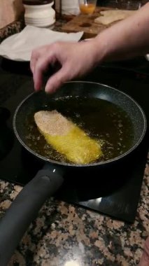 Zeytinyağlı tavuk filetosu kızartıyorum..