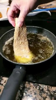 Zeytinyağlı tavuk filetosu kızartıyorum..