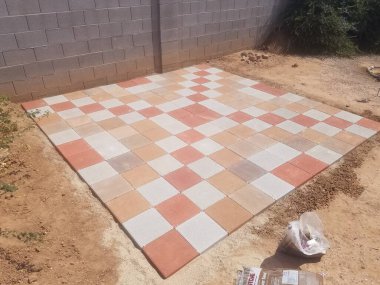 Pavers, Güneybatı Deseni 'nden Tamamlanmış Bir Arka Bahçe Avlusu. Yüksek kalite fotoğraf