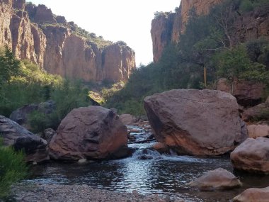 Cibecue Creek 'teki Large Boulders, Cibecue Falls, Arizona' ya yürüyüş. Yüksek kalite fotoğraf