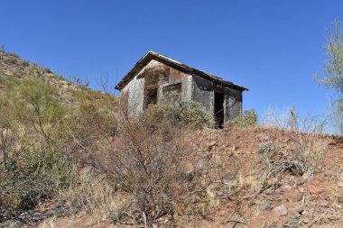Arizona 'daki eski bir maden sahasında terk edilmiş bir kulübe çürüyor. Yüksek kalite fotoğraf