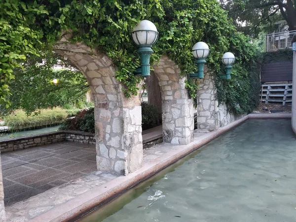 San Antonio nehri boyunca kemerler, yeşillikle kaplı. Yüksek kalite fotoğraf