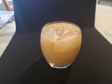 Siyah bir arka planda duran buzlu bardağı temizleyin. Yüksek kalite fotoğraf