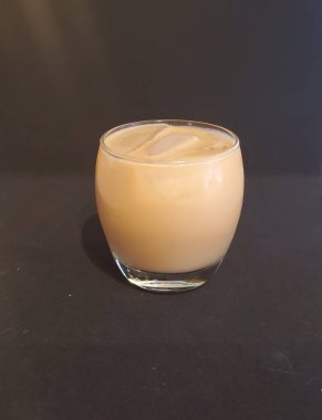 Siyah bir arka planda duran buzlu bardağı temizleyin. Yüksek kalite fotoğraf