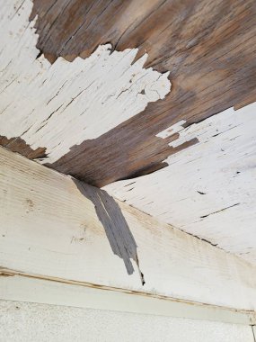 Flaky Peeling Beyaz Boya ve Su Hasarı. Saçağın Çatısında, Ev 'in yakınında. Yüksek kalite fotoğraf