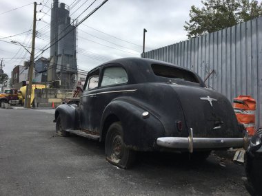 Brooklyn, New York 'ta eski siyah arabanın arka tarafı sokağa park edilmiş. Yüksek kalite fotoğraf