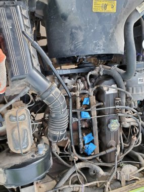 Yakıt enjektörleri değiştiriliyor, 1994 model 4 silindirli bir araç üzerinde çalışıyor. Yüksek kalite fotoğraf