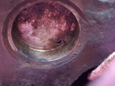 Araba motorundaki Rusty Leaking Metal Freeze Prizi, 1990 'ların Aracı üzerinde çalışıyor. Yüksek kalite fotoğraf