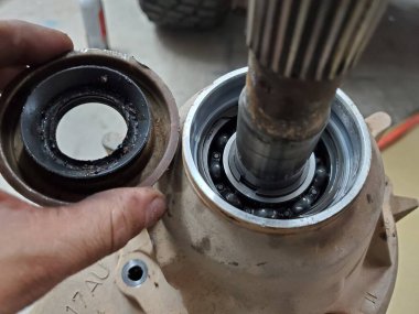 Kirli El, Araç Transfer Davası üzerinde çalışıyor. DIY Oto Tamiri. Yüksek kalite fotoğraf