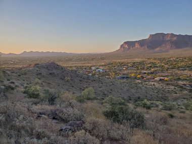 Batıl inanç Dağlarının Klasik Manzarası, Apaçi Kavşağı, Arizona. Altın saatinde Aptal Dağ yürüyüş alanından. Yüksek kalite fotoğraf