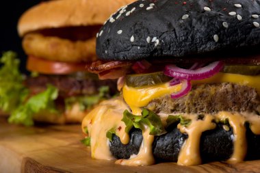 Soğan, turşu, taze sebze, peynir erime ile ev yapımı sığır eti hamburger