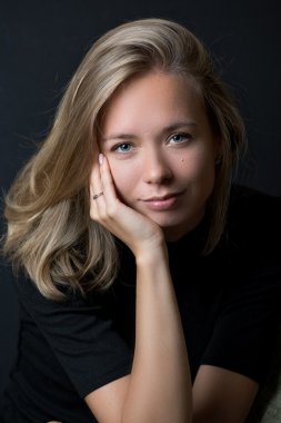 Mavi gözlü güzel sarışın Bayan