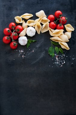 Makarna yemek pişirmek için malzemeler: makarna, domates, sarımsak, fesleğen, tuz