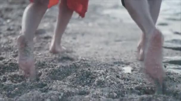 Бег по песку, замедленное движение — стоковое видео
