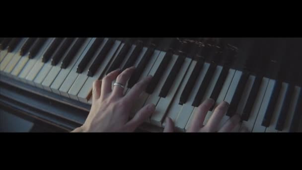 Грати на піаніно, руки грають на піаніно — стокове відео