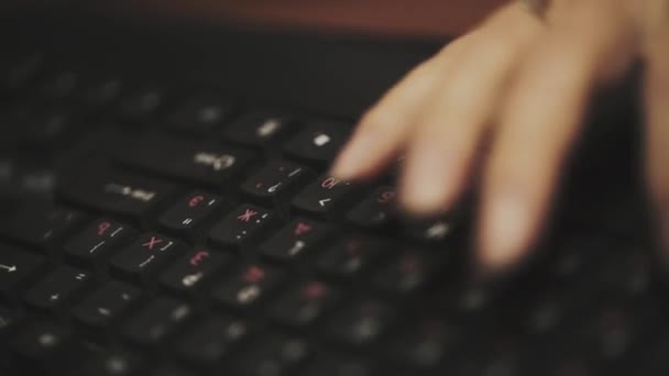 Mujer escribiendo en el teclado — Vídeos de Stock