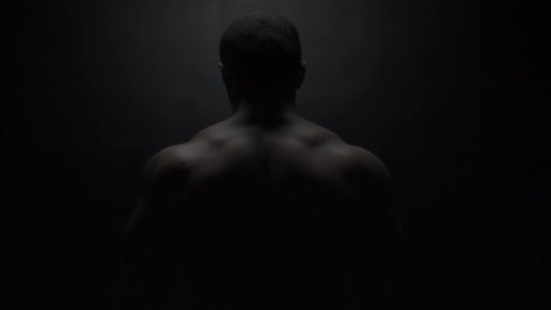 Homme musclé sur un fond noir — Video