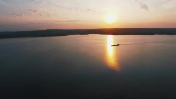 Barco con chapoteo y wake.Vista aérea: lancha rápida flota en la superficie del agua — Vídeo de stock