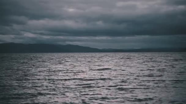 Karanlık deniz, kasvetli bulutlar zemin — Stok video