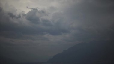 bulutlar zaman atlamalı. dağ manzarası