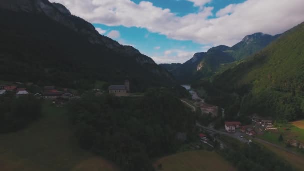 4k heilige Kirche in einer wunderschönen Landschaft — Stockvideo