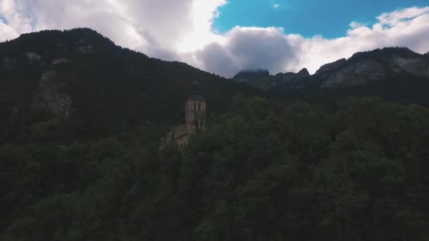 4 k heilige kerk in een prachtig landschap — Stockvideo