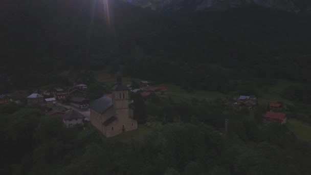 4k heilige Kirche in einer wunderschönen Landschaft — Stockvideo