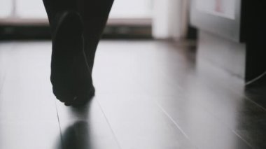 Günaydın, güzel kadın ayakları yere yat tiptoes.