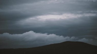 karanlık hill ve bulutlar