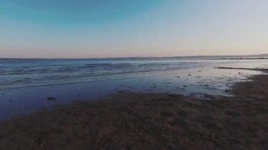 Hava, güzel tropikal kumlu plajı ile deniz sahil üzerinde uçan