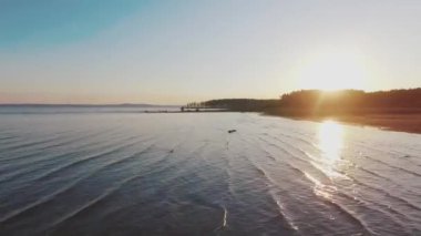 Hava, güzel tropikal kumlu plajı ile deniz sahil üzerinde uçan