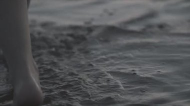 Bacaklar ayak İspanyol kız üzerinde yalınayak ıslak kum Adası plaj güneş objektif parlama atış yürüyüş