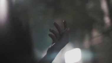 Rüzgar üstü açık bir araba içinde elini Teen dalgalar