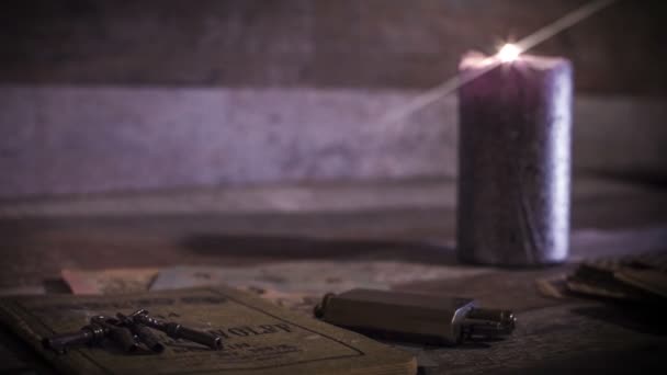燃烧的蜡烛、 旧钥匙和卡. — 图库视频影像