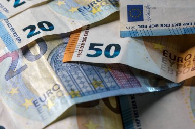 Avro banknotları görünür güvenlik ayrıntılarıyla dağılmış durumda, finans, seyahat, tasarruf ve Avrupa ekonomisini sembolize ediyor.